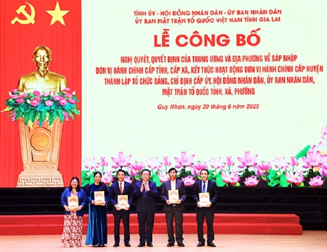 Ông Nguyễn Trọng Nghĩa (thứ 3 từ phải qua) trao Quyết định của Ủy ban Trung ương MTTQ Việt Nam về thành lập Ủy ban MTTQ Việt Nam tỉnh Gia Lai.