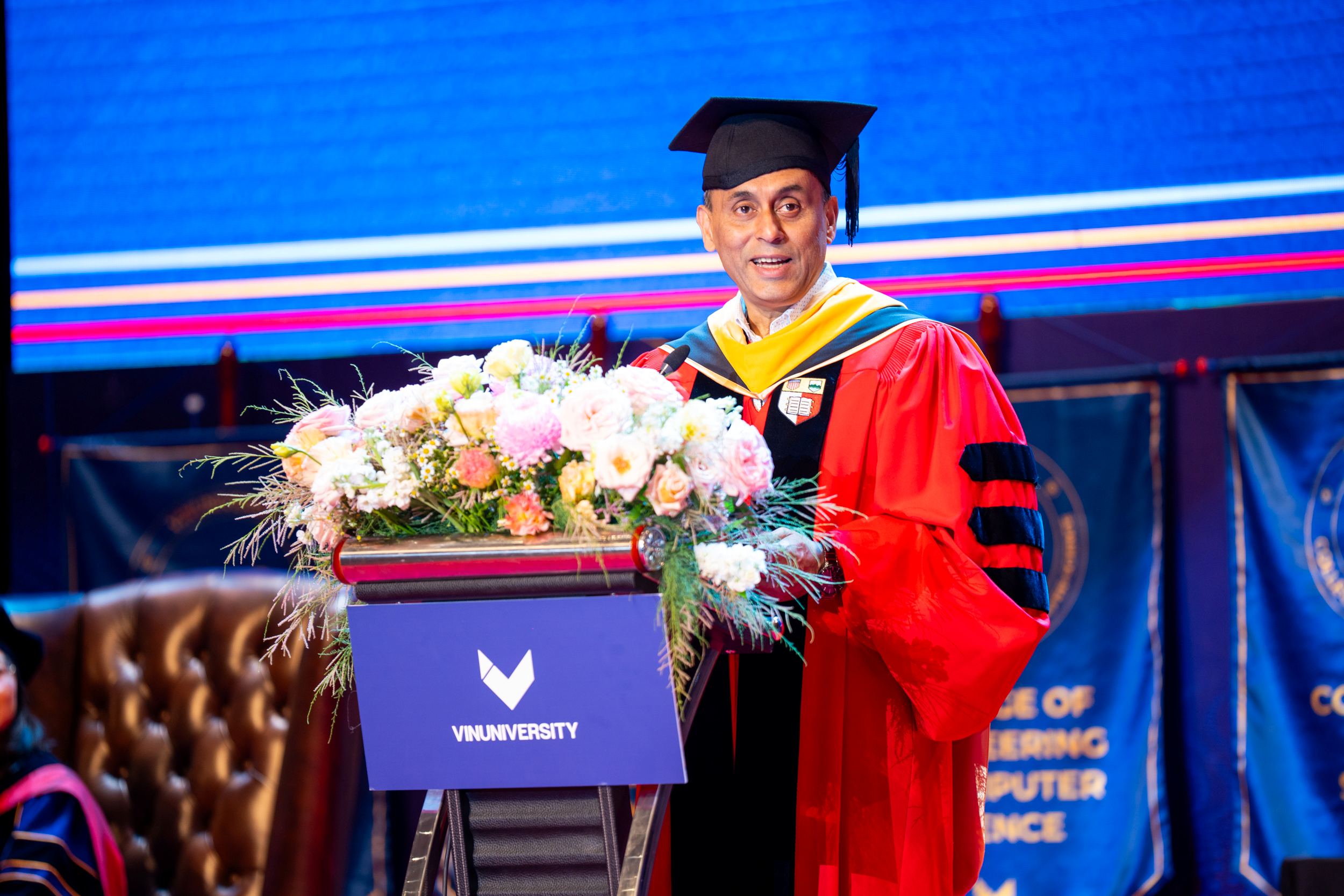 GS.Soumitra Dutta - Hiệu trưởng Trường Kinh doanh Saïd, Đại học Oxford, thành viên Hội đồng Cố vấn VinUni phát biểu truyền cảm hứng cho tân khoa khóa 2 GS.Soumitra Dutta - Hiệu trưởng Trường Kinh doanh Saïd, Đại học Oxford, thành viên Hội đồng Cố vấn VinUni phát biểu truyền cảm hứng cho tân khoa khóa 2