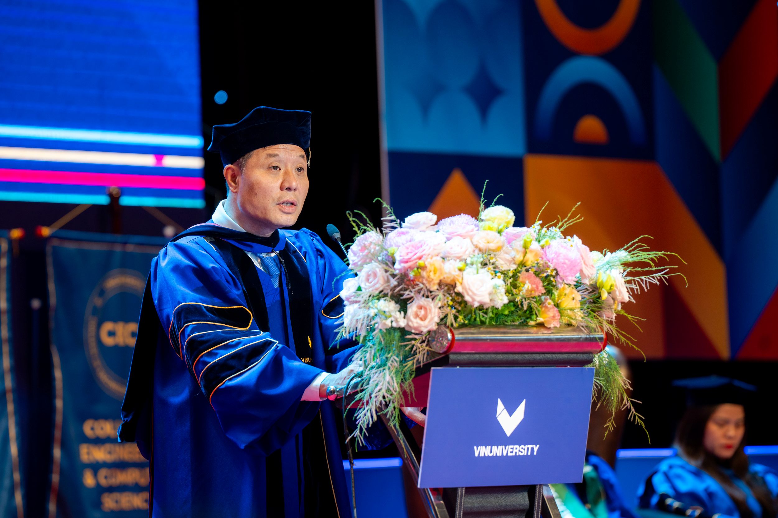 GS. Vũ Hà Văn - Giám đốc Khoa học VinBigData, Giáo sư Toán tại Đại học Yale và thành viên Hội đồng Trường VinUni phát biểu tại buổi Lễ tốt nghiệp GS. Vũ Hà Văn - Giám đốc Khoa học VinBigData, Giáo sư Toán tại Đại học Yale và thành viên Hội đồng Trường VinUni phát biểu tại buổi Lễ tốt nghiệp
