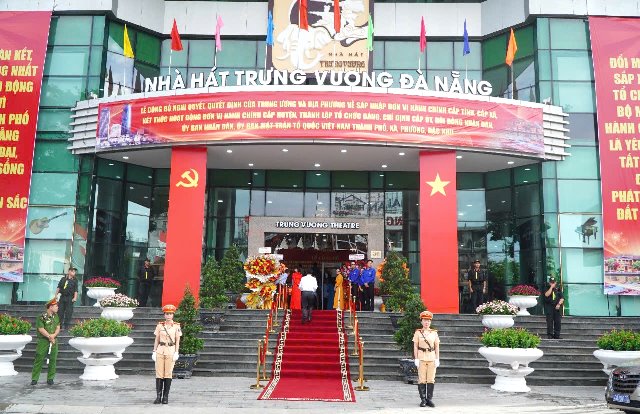 Sáng nay, 30/6, tại Nhà hát Trưng Vương, TP. Đà Nẵng long trọng tổ chức Lễ công bố Nghị quyết, Quyết định của Trung ương và địa phương về sáp nhập đơn vị hành chính cấp tỉnh, cấp xã Sáng nay, 30/6, tại Nhà hát Trưng Vương, TP. Đà Nẵng long trọng tổ chức Lễ công bố Nghị quyết, Quyết định của Trung ương và địa phương về sáp nhập đơn vị hành chính cấp tỉnh, cấp xã