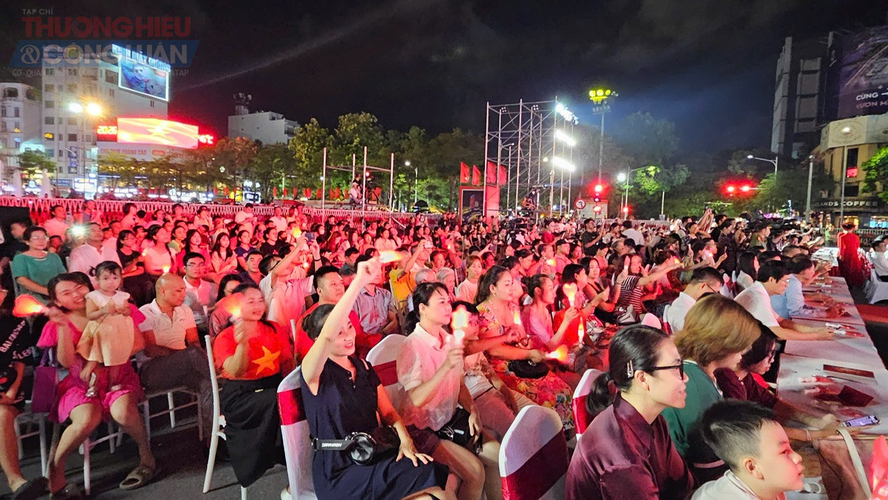 Từ sớm thì rất đông người dân đã đến để chờ đón màn pháo hoa đặc sắc và chương trình nghệ thuật do các nghệ sỹ Hải Phòng - Hải Dương biểu diễn. Từ sớm thì rất đông người dân đã đến để chờ đón màn pháo hoa đặc sắc và chương trình nghệ thuật do các nghệ sỹ Hải Phòng - Hải Dương biểu diễn.
