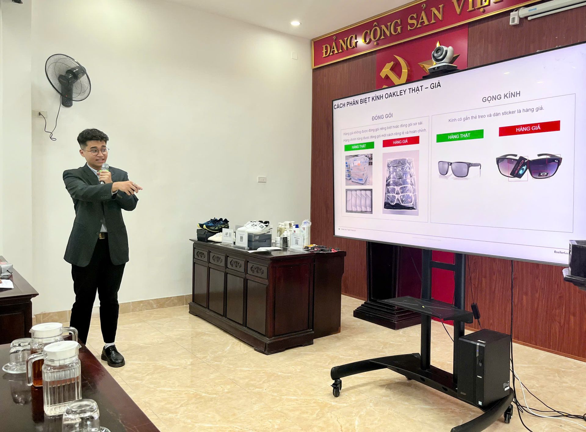 Đại diện Công ty TNHH Sở Hữu Trí Tuệ S&O trình bày cách nhận diện hàng thật - hàng giả đối với các nhãn hàng nổi tiếng được bảo hộ tại việt Nam