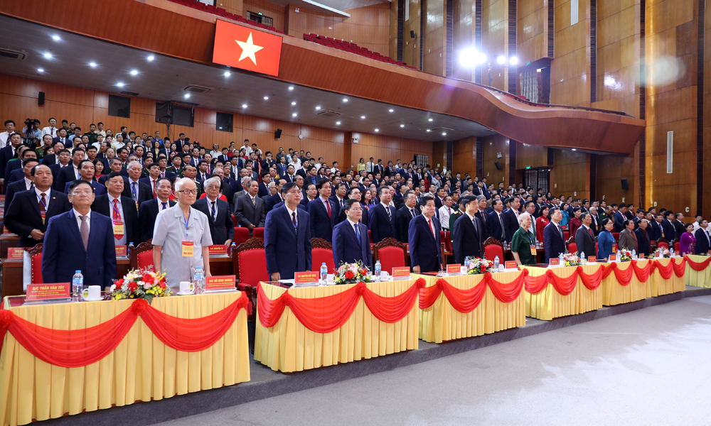 Các đại biểu làm lễ chào cờ.