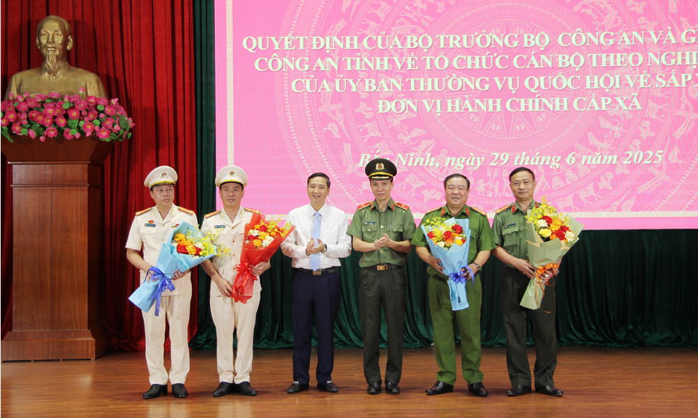 Đồng chí Nguyễn Việt Oanh và Thiếu tướng Bùi Duy Hưng tặng hoa chúc mừng 4 đồng chí nhận nhiệm vụ mới tại Bộ Công an.