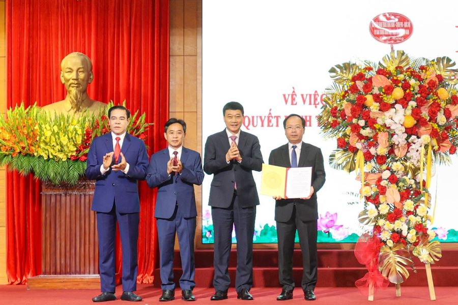 Hà Tĩnh công bố các quyết định về sắp xếp đơn vị hành chính, tổ chức bộ máy, cán bộ