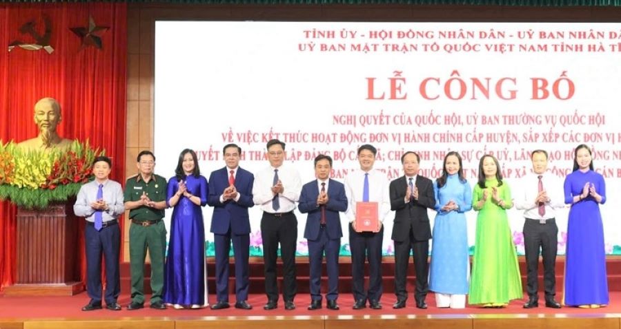 Thường trực Tỉnh ủy Hà Tĩnh trao quyết định cho cơ quan Ủy ban MTTQ tỉnh Hà Tĩnh.