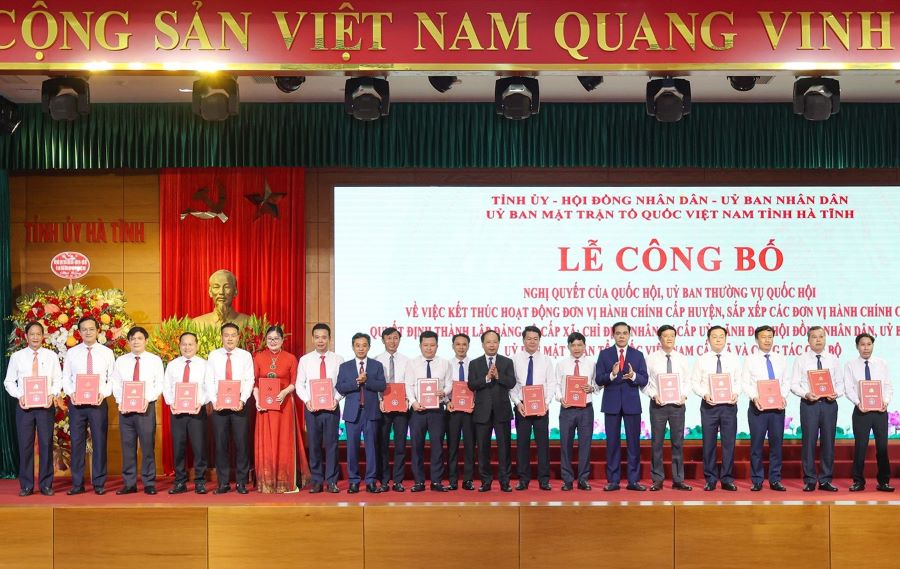 Các đồng chí Thường trực Tỉnh ủy trao quyết định thành lập đảng bộ cho các tân bí thư đảng ủy các xã, phường.