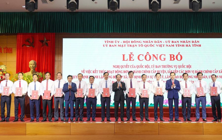 Thường trực Tỉnh ủy Hà Tĩnh trao các quyết định điều động về các sở, ban, ngành cấp tỉnh 14 đồng chí.