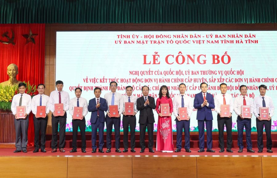 Thường trực Tỉnh ủy trao các quyết định luân chuyển, điều động cán bộ về các xã, phường.