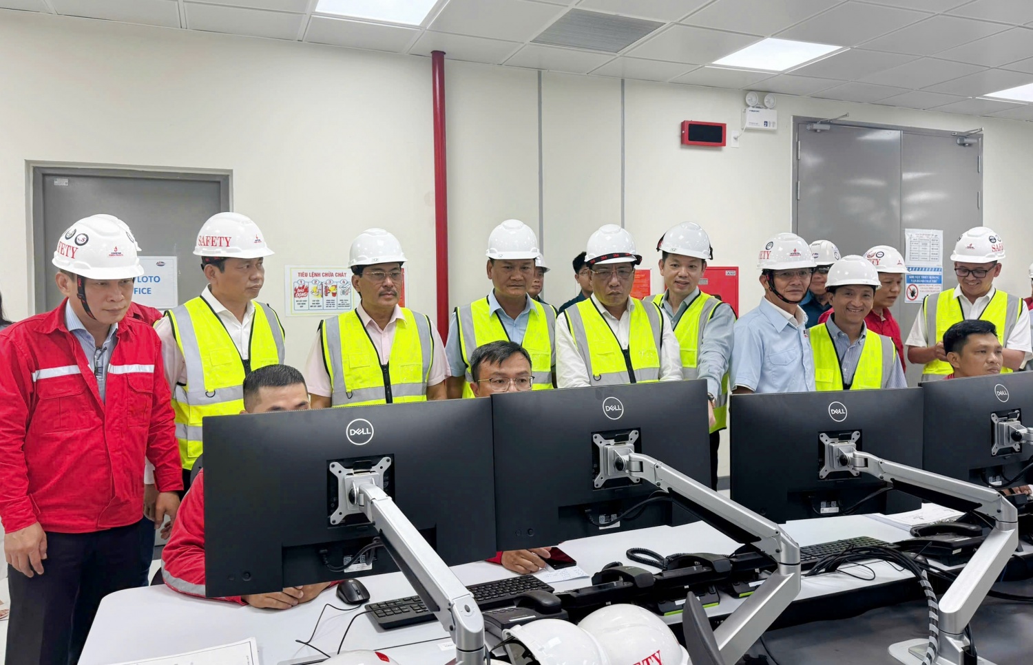 Tổng Giám đốc PV Power Lê Như Linh; AHLĐ, TS. Nguyễn Hùng Dũng - Phó Chủ tịch Hội Dầu khí Việt Nam và các đại biểu chứng kiến thời điểm Nhà máy điện Nhơn Trạch 4 lần đầu hòa lưới điện quốc gia Tổng Giám đốc PV Power Lê Như Linh; AHLĐ, TS. Nguyễn Hùng Dũng - Phó Chủ tịch Hội Dầu khí Việt Nam và các đại biểu chứng kiến thời điểm Nhà máy điện Nhơn Trạch 4 lần đầu hòa lưới điện quốc gia