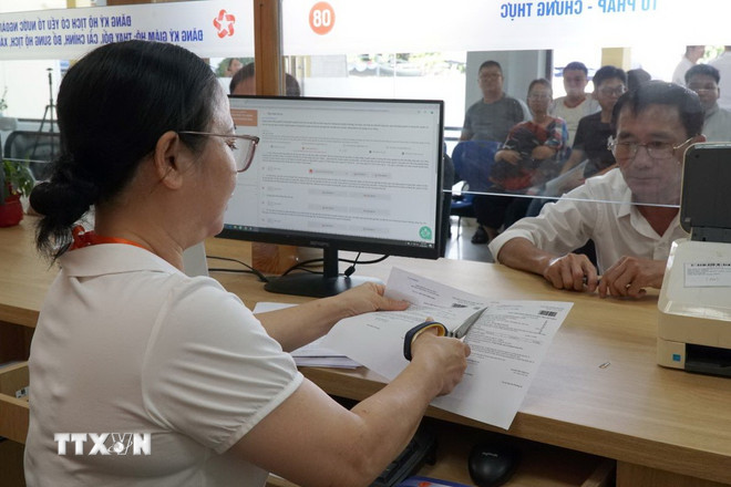 Vận hành thử nghiệm xử lý hồ sơ, thủ tục cho người dân tại Trung tâm phục vụ hành chính công phường Hòa Cường (mới), Đà Nẵng. (Ảnh: Quốc Dũng/TTXVN) Vận hành thử nghiệm xử lý hồ sơ, thủ tục cho người dân tại Trung tâm phục vụ hành chính công phường Hòa Cường (mới), Đà Nẵng. (Ảnh: Quốc Dũng/TTXVN)