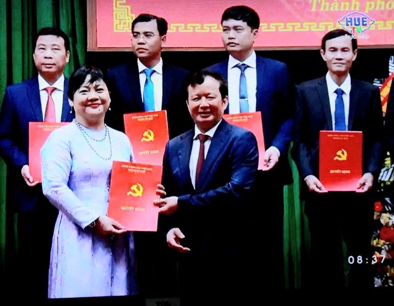 Trao quyết định cho bà Dương Thị Thu Thủy Bí thư phường An Cựu