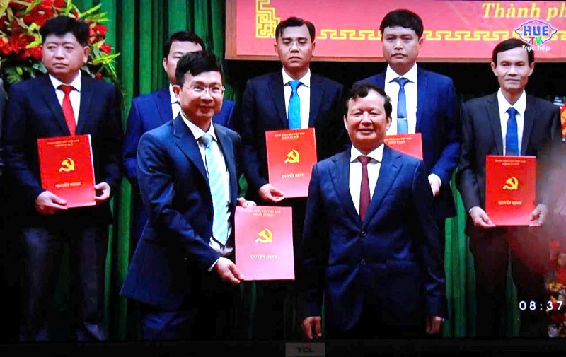 Trao quyết định cho ông Nguyễn Đình Bách Bí thư phường Thuận Hóa