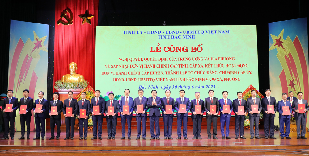 Đồng chí Nguyễn Văn Gấu trao quyết định cho các đồng chí Bí thư Đảng ủy các xã, phường.