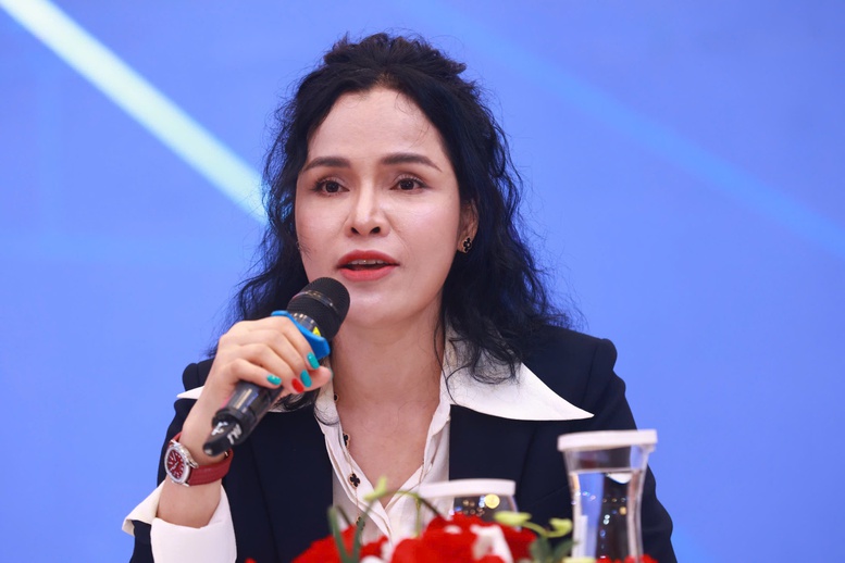 Bà Phạm Thị Bích Huệ, Phó Chủ tịch Hội Doanh nhân trẻ Việt Nam, Trưởng Ban tổ chức VPSF 2025 chia sẻ thông tin tại họp báo - Ảnh: VGP/HT