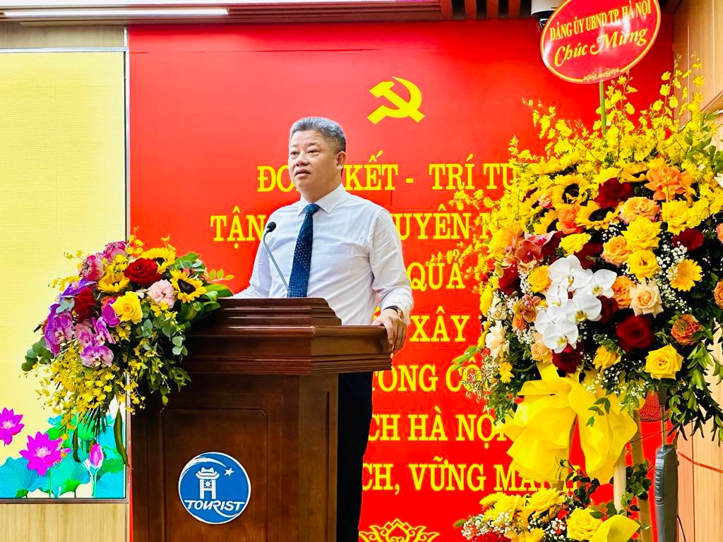 Phó Chủ tịch UBND thành phố Hà Nội Nguyễn Mạnh Quyền phát biểu tại Đại hội Đảng bộ Tổng công ty Du lịch Hà Nội lần thứ V, nhiệm kỳ 2025-2030. Ảnh: Hoàng Lân