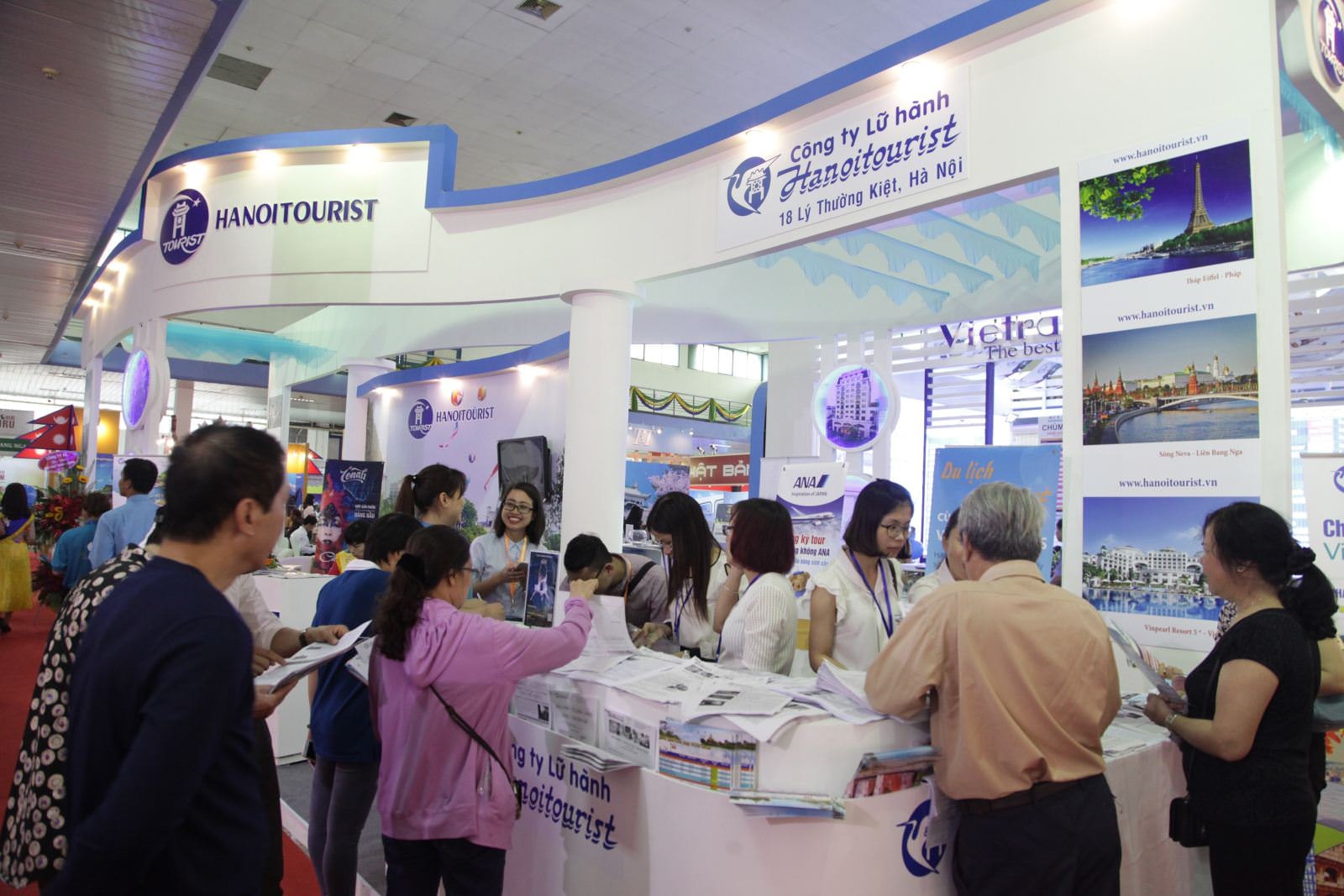 Gian hàng của Hanoitourist tại các hội chợ du lịch thu hút đông du khách. Ảnh: H.L