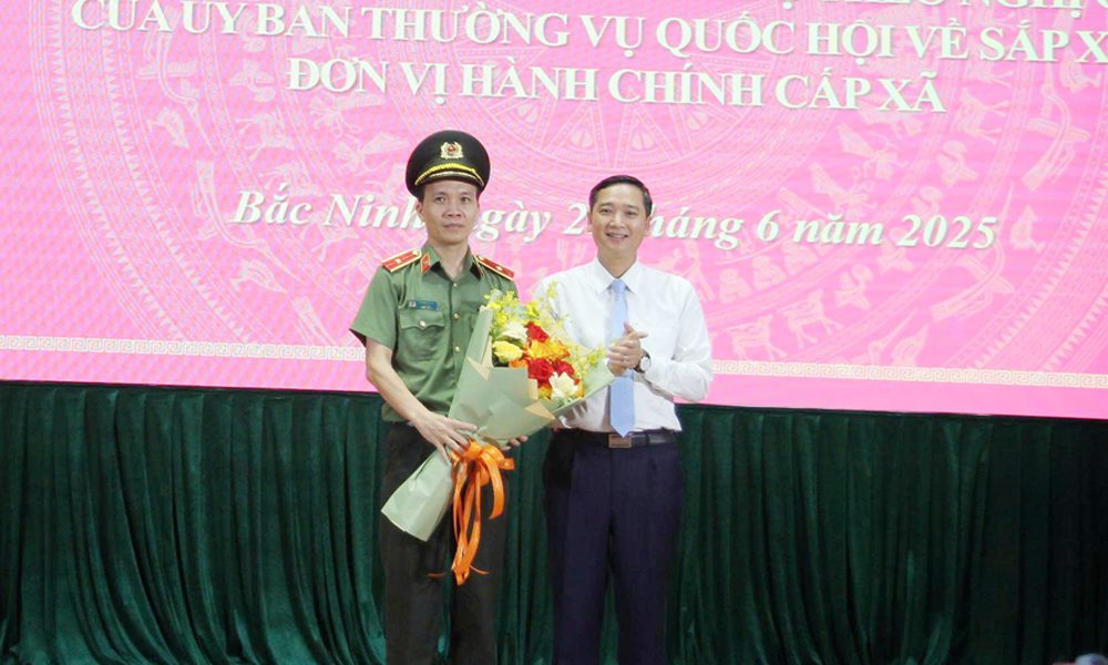 Đồng chí Nguyễn Việt Oanh tặng hoa chúc mừng Thiếu tướng Bùi Duy Hưng vừa nhận nhiệm vụ Giám đốc Công an tỉnh Bắc Ninh (mới).