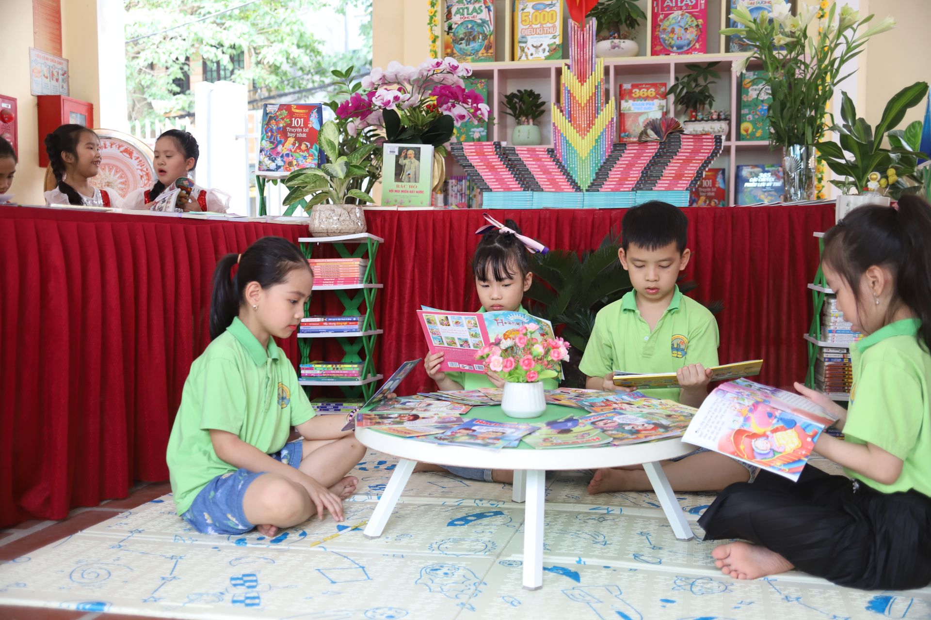 Các em học sinh trường tiểu học Điện Biên 2, TP. Thanh Hóa đọc sách