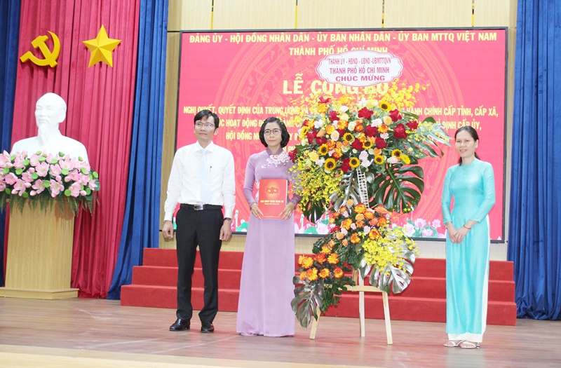 Bà Trần Thị Bạch Huệ, Phó Trưởng Ban Nội chính Tỉnh ủy Bà Rịa - Vũng Tàu trao Quyết định thành lập Đảng bộ Phường Vũng Tàu