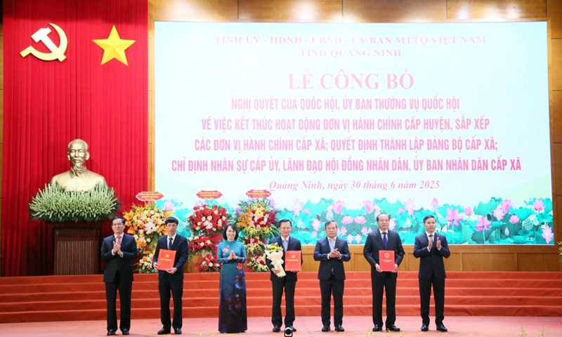 Ban Thường vụ Tỉnh ủy Quảng Ninh trao các quyết định của Tỉnh ủy, Ban Thường vụ Tỉnh ủy, các Nghị quyết của HĐND tỉnh và tặng hoa chúc mừng Đảng bộ Đặc khu Vân Đồn.