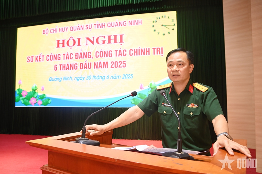 Thượng tá Hoàng Văn Thuyết, Phó bí thư Thường trực Đảng ủy, Chính ủy Bộ CHQS tỉnh Quảng Ninh chủ trì hội nghị.