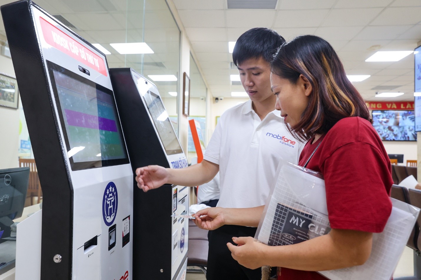 Cán bộ kỹ thuật MobiFone hướng dẫn người dân thực hiện thao tác trên hệ thống thông tin giải quyết thủ tục hành chính theo mô hình chính quyền địa phương 2 cấp