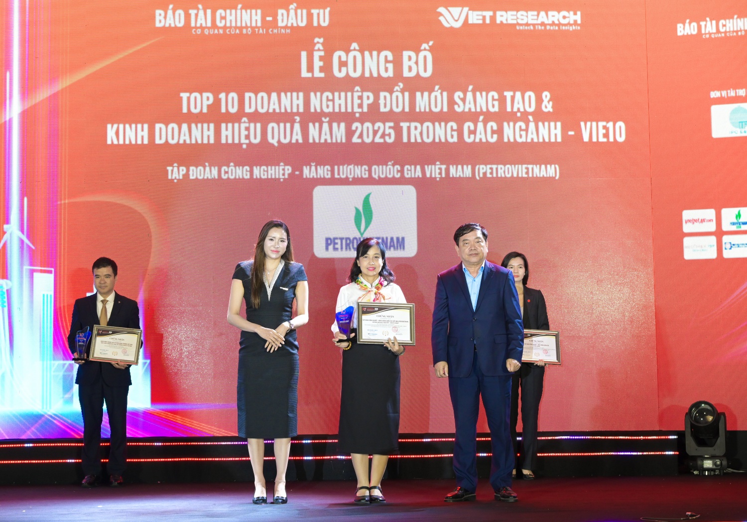 Bà Nguyễn Việt Nga - Phó trưởng Ban Truyền thông và Văn hóa Doanh nghiệp, đại diện Petrovietnam nhận vinh danh