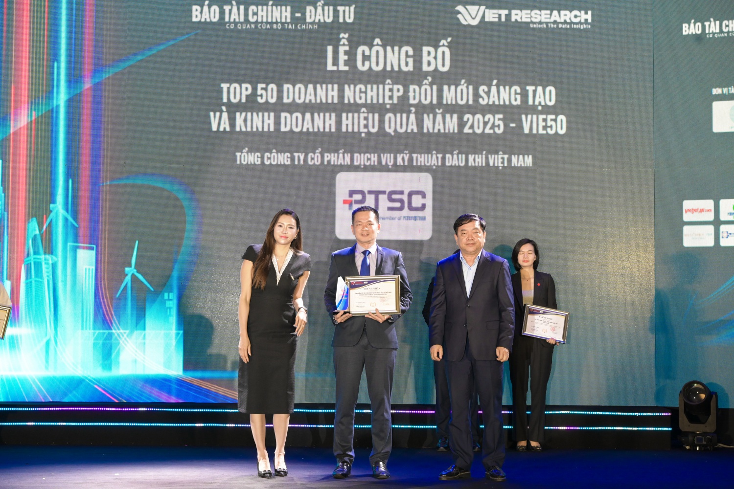 Ông Nguyễn Xuân Ngọc - Thành viên HĐQT PTSC đại diện doanh nghiệp nhận vinh danh