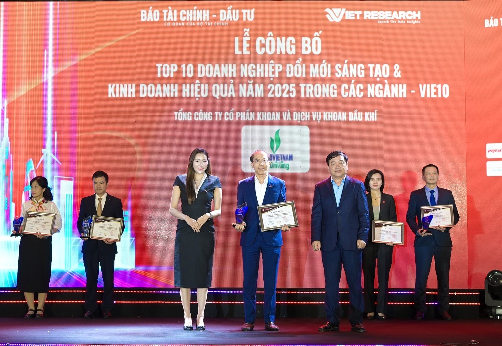 Ông Đỗ Danh Rạng - Phó Tổng giám đốc Tổng công ty đại diện PV Drilling nhận vinh danh Top 10 Doanh nghiệp Đổi mới sáng tạo và Kinh doanh hiệu quả 2025 (VIE10) nhóm ngành Năng lượng - Dầu khí Ông Đỗ Danh Rạng - Phó Tổng giám đốc Tổng công ty đại diện PV Drilling nhận vinh danh Top 10 Doanh nghiệp Đổi mới sáng tạo và Kinh doanh hiệu quả 2025 (VIE10) nhóm ngành Năng lượng - Dầu khí