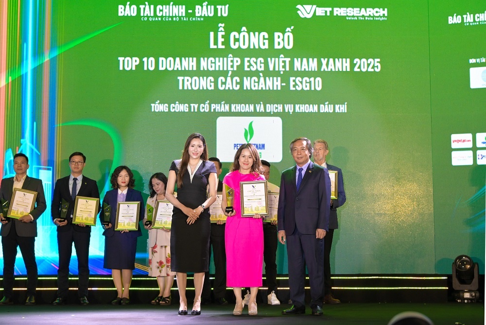 Đại diện PV Drilling nhận Top 10 Doanh nghiệp ESG Việt Nam xanh 2025 (ESG10) nhóm ngành Năng lượng - Dầu khí Đại diện PV Drilling nhận Top 10 Doanh nghiệp ESG Việt Nam xanh 2025 (ESG10) nhóm ngành Năng lượng - Dầu khí