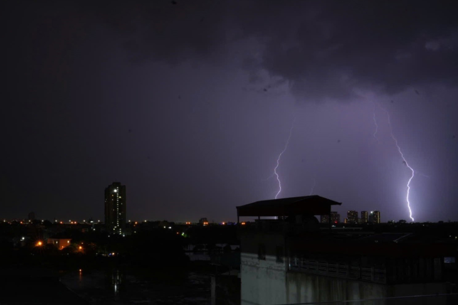 Sét trên bầu trời Hà Nội. Ảnh tư liệu: Phạm Tuấn Anh/TTXVN Sét trên bầu trời Hà Nội. Ảnh tư liệu: Phạm Tuấn Anh/TTXVN