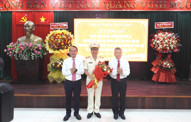 Ông Nguyễn Đình Vĩnh (trái) và ông Nguyễn Đức Dũng (phải) chúc mừng Thiếu tướng Nguyễn Hữu Hợp Ông Nguyễn Đình Vĩnh (trái) và ông Nguyễn Đức Dũng (phải) chúc mừng Thiếu tướng Nguyễn Hữu Hợp