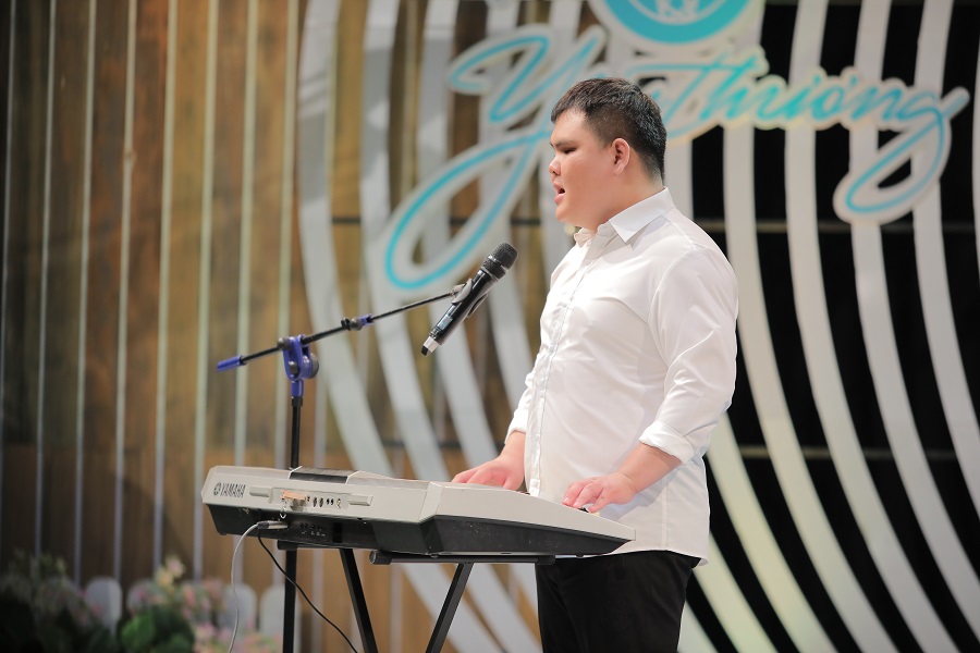 Hành trình vươn lên đầy nghị lực của chàng trai khiếm thị