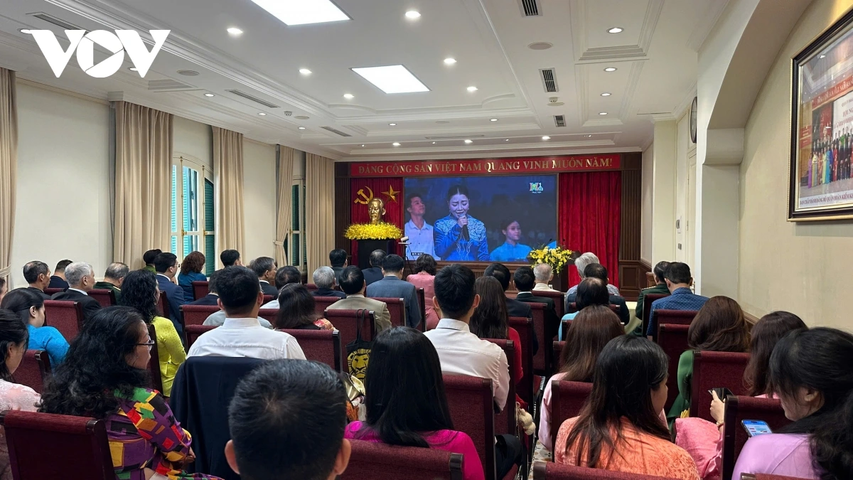 Cán bộ, nhân viên và nhân dân phường Cửa Nam (Hà Nội) theo dõi Lễ công bố qua cầu truyền hình trực tiếp