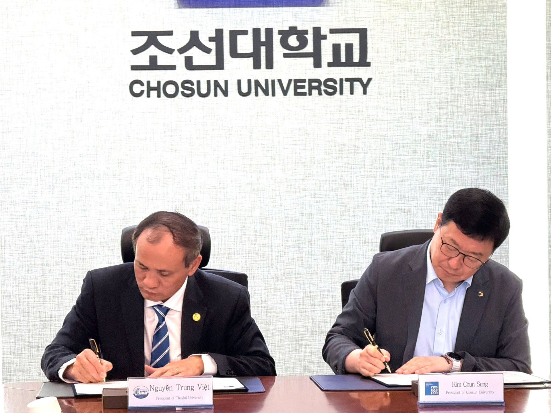 GS.TS. Nguyễn Trung Việt – Hiệu trưởng Trường ĐH Thủy lợi và GS. Kim Choon Sung – Hiệu trưởng Trường ĐH Chosun ký kết hợp tác