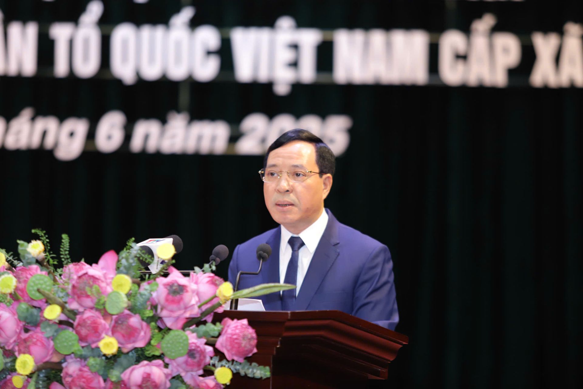 Lại Thế Nguyên, Phó Bí thư Thường trực Tỉnh ủy, Chủ tịch HĐND tỉnh, Trưởng Đoàn ĐBQH tỉnh Thanh Hóa công bố các Nghị quyết, Quyết định.