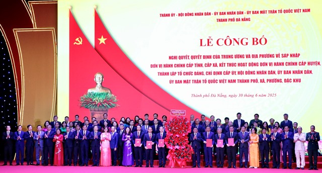 Dự lễ công bố các nghị quyết, quyết định của trung ương và địa phương về sáp nhập đơn vị hành chính tại thành phố Đà Nẵng ngày 30-6 có Thường trực Ban Bí thư Trần Cẩm Tú. Dự lễ công bố các nghị quyết, quyết định của trung ương và địa phương về sáp nhập đơn vị hành chính tại thành phố Đà Nẵng ngày 30-6 có Thường trực Ban Bí thư Trần Cẩm Tú.