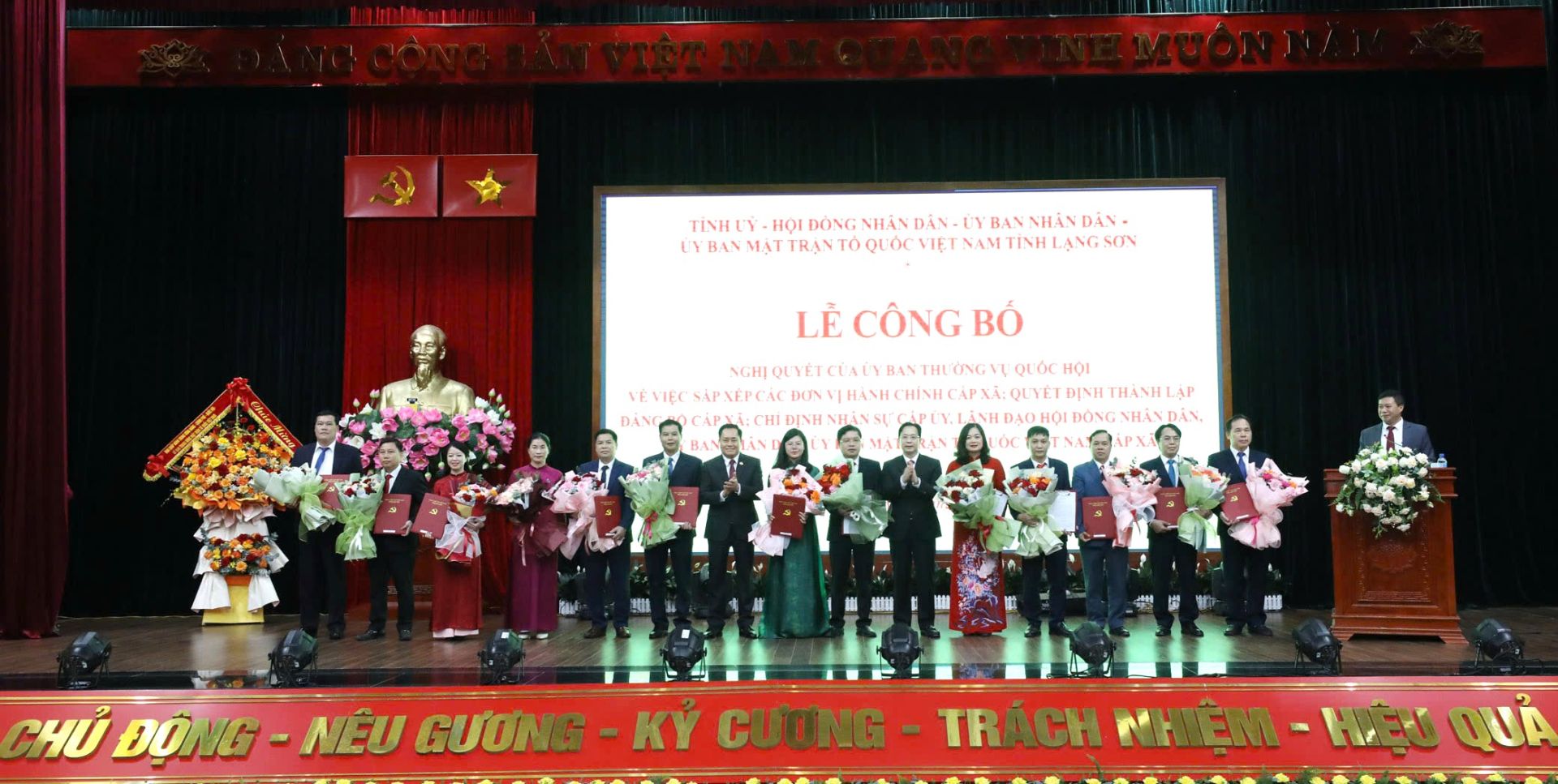 Bí thư Tỉnh ủy Lạng Sơn Hoàng Văn Nghiệm và Chủ tịch UBND tỉnh Lạng Sơn Hồ Tiến Thiệu trao quyết định cho các Bí thư Đảng ủy xã, phường Bí thư Tỉnh ủy Lạng Sơn Hoàng Văn Nghiệm và Chủ tịch UBND tỉnh Lạng Sơn Hồ Tiến Thiệu trao quyết định cho các Bí thư Đảng ủy xã, phường