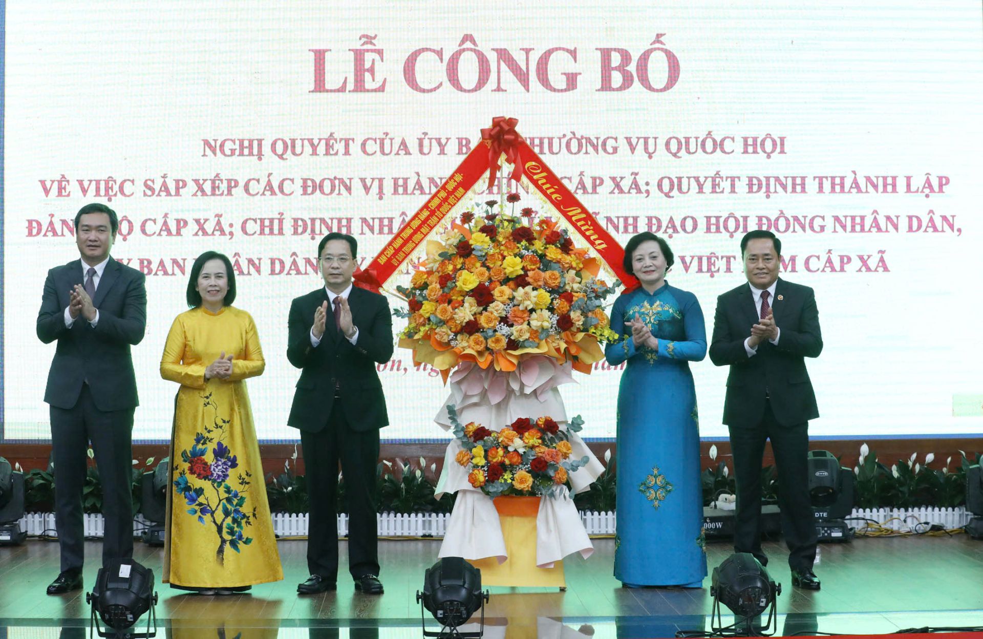 Bộ trưởng Bộ Nội vụ Phạm Thị Thanh Trà tặng hoa chúc mừng tại chương trình Bộ trưởng Bộ Nội vụ Phạm Thị Thanh Trà tặng hoa chúc mừng tại chương trình