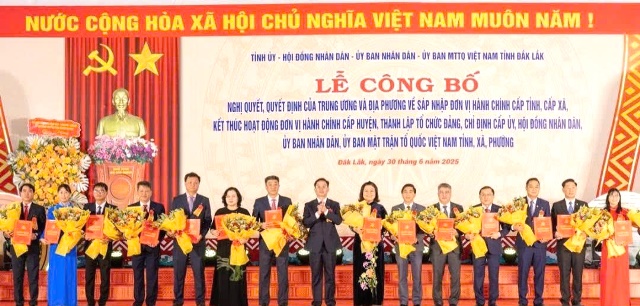 Đồng chí Nguyễn Đình Trung, Ủy viên Trung ương Đảng, Bí thư Tỉnh ủy Đắk Lắk trao quyết định và tặng hoa chúc mừng các đồng chí Bí thư Đảng ủy xã, phường Đồng chí Nguyễn Đình Trung, Ủy viên Trung ương Đảng, Bí thư Tỉnh ủy Đắk Lắk trao quyết định và tặng hoa chúc mừng các đồng chí Bí thư Đảng ủy xã, phường