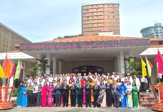 Các lãnh đạo chụp hình lưu niệm. Các lãnh đạo chụp hình lưu niệm.