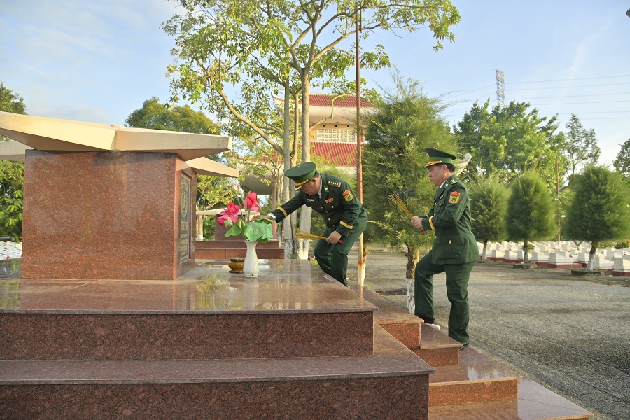 Viếng nghĩa trang anh hùng Liệt sỹ