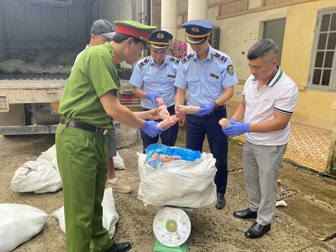 Lực lượng chức năng kiểm tra số hàng hóa vi phạm