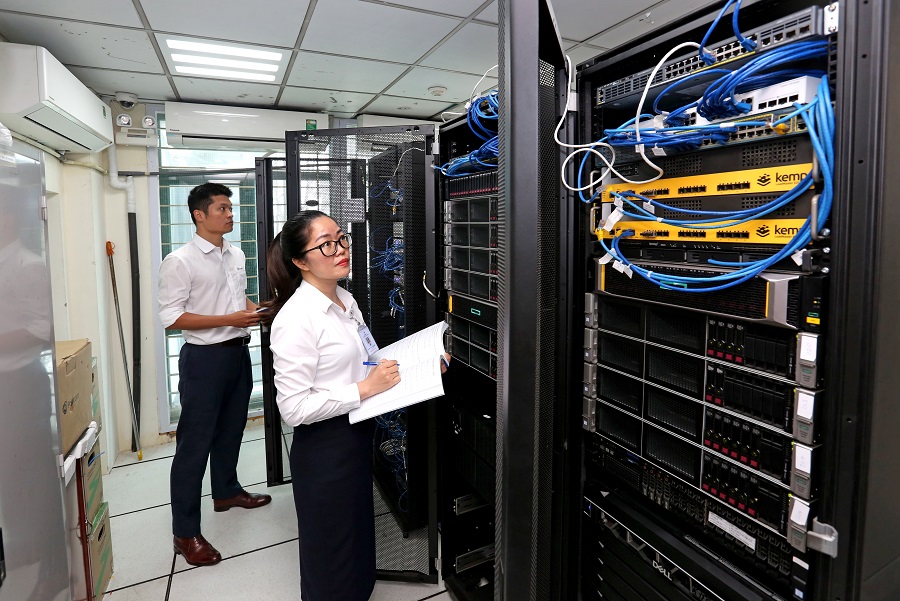 Nhân viên trực ca kiểm tra định kỳ hệ thống máy chủ