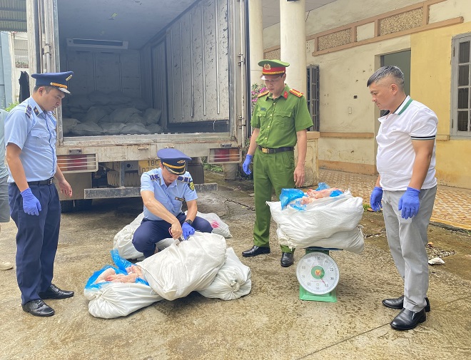 Lạng Sơn liên tiếp phát hiện các vụ vận chuyển móng giò lợn không rõ nguồn gốc, tổng cộng 2,5 tấn bị thu giữ