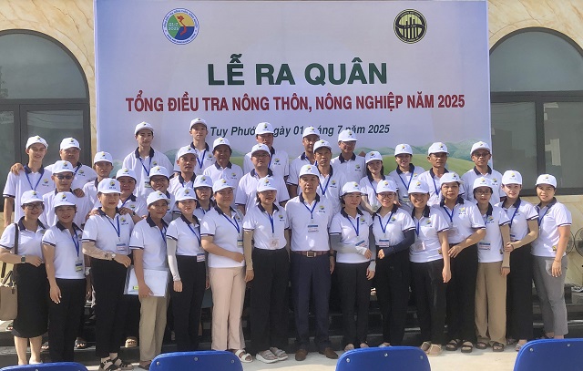 BCĐ TĐTNN-2025 tỉnh Gia Lai chụp ảnh lưu niệm với cán bộ, nhân viên, điều tra viên Đội Thống kê số 8 xã Tuy Phước. Ảnh: Viết Hiền