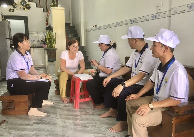 Đại diện BCĐ TĐTNN-2025 tỉnh Gia Lai và điều tra viên Đội Thống kê số 8 thực hiện công tác điều tra tại một hộ gia đình thuộc địa bàn xã Tuy Phước. Ảnh: VH