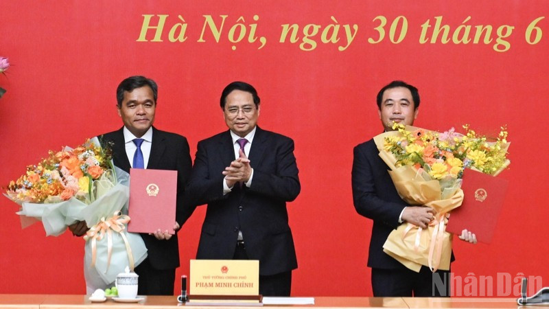 Thủ tướng Phạm Minh Chính trao Quyết định của Thủ tướng Chính phủ về bổ nhiệm cán bộ