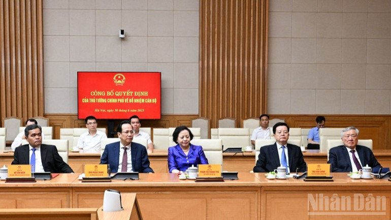 Các thành viên Chính phủ, đại biểu tham dự buổi lễ.